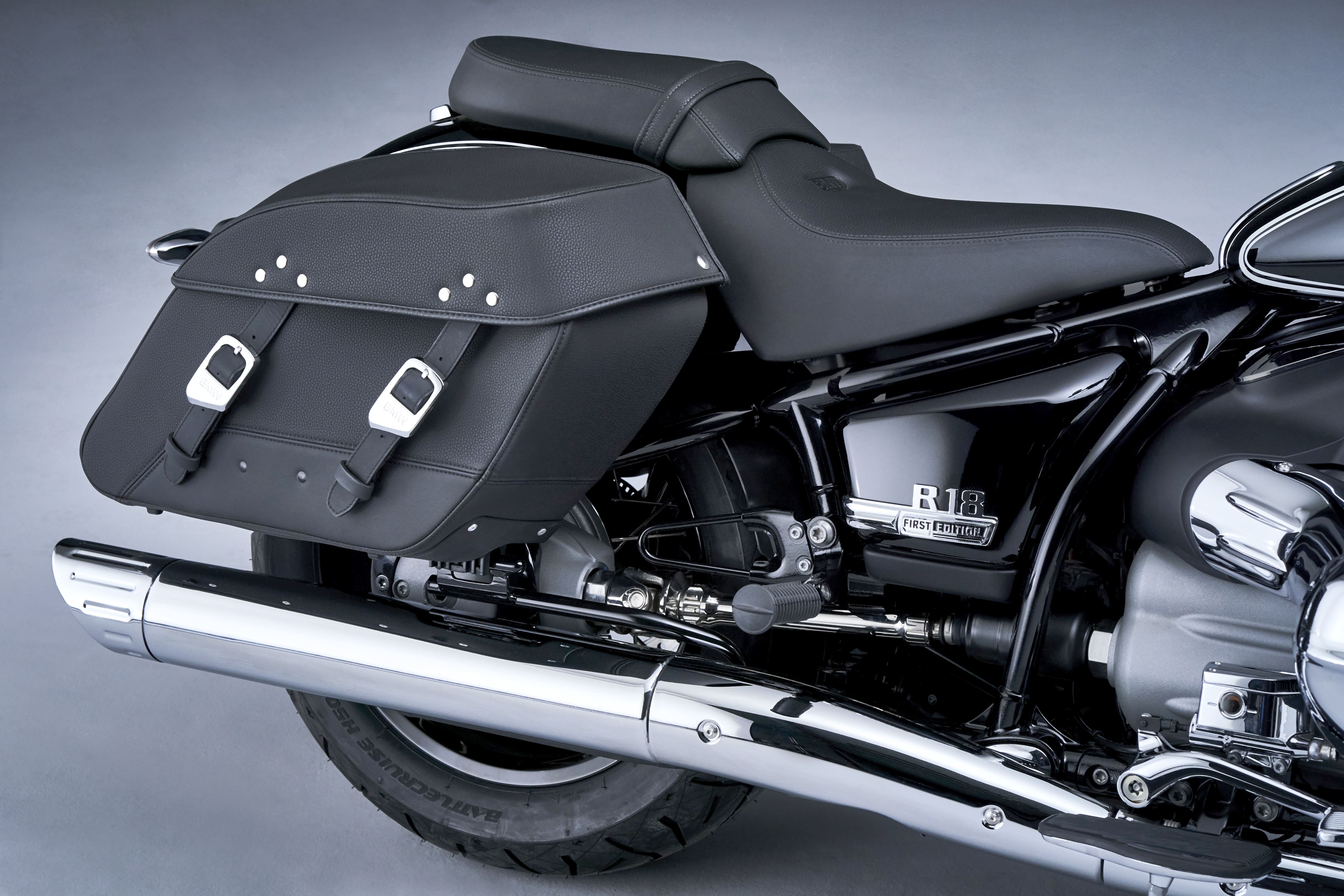 P90401857_highRes_the-bmw-r-18-classic-min