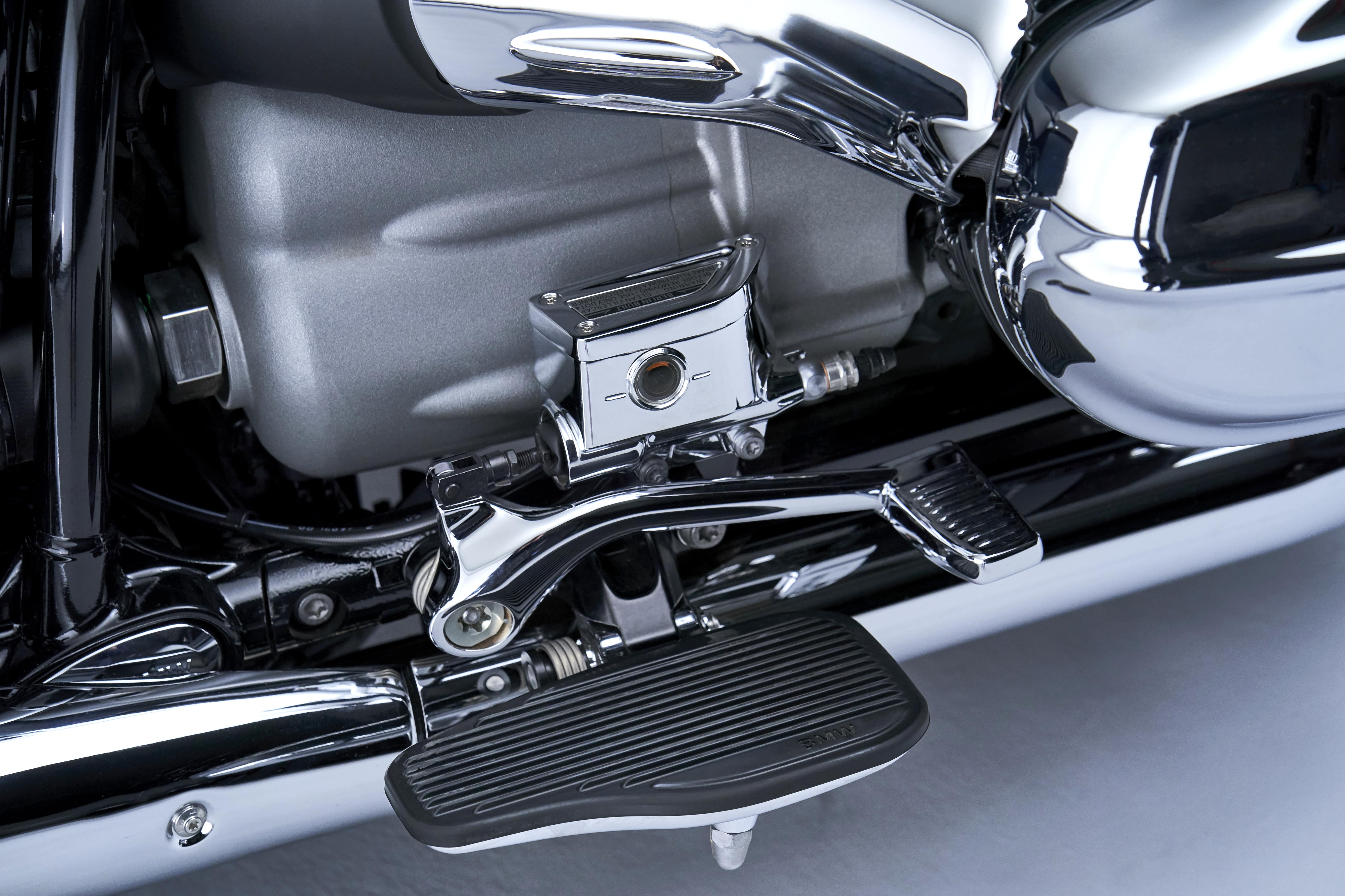P90401861_highRes_the-bmw-r-18-classic-min