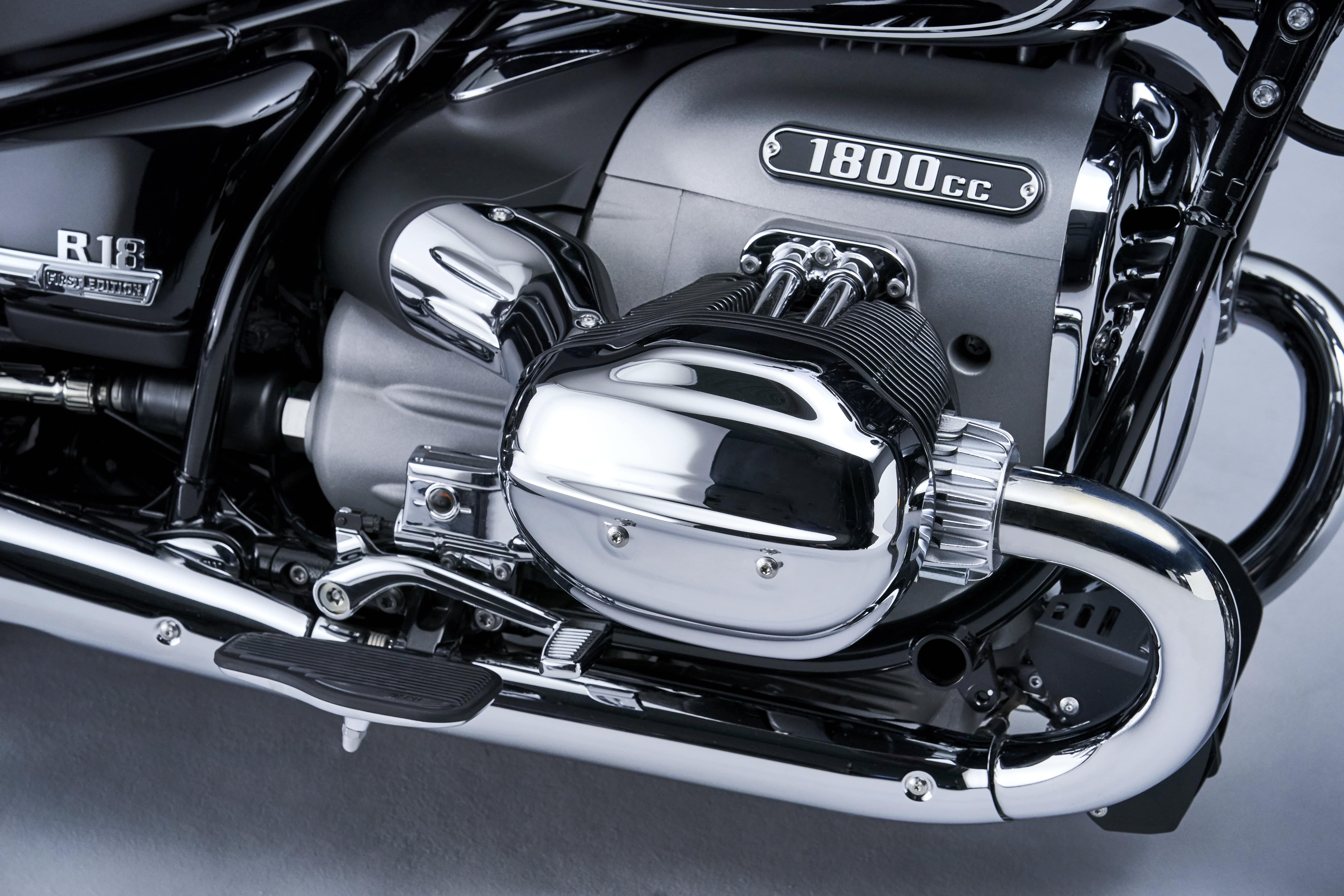 P90401864_highRes_the-bmw-r-18-classic-min