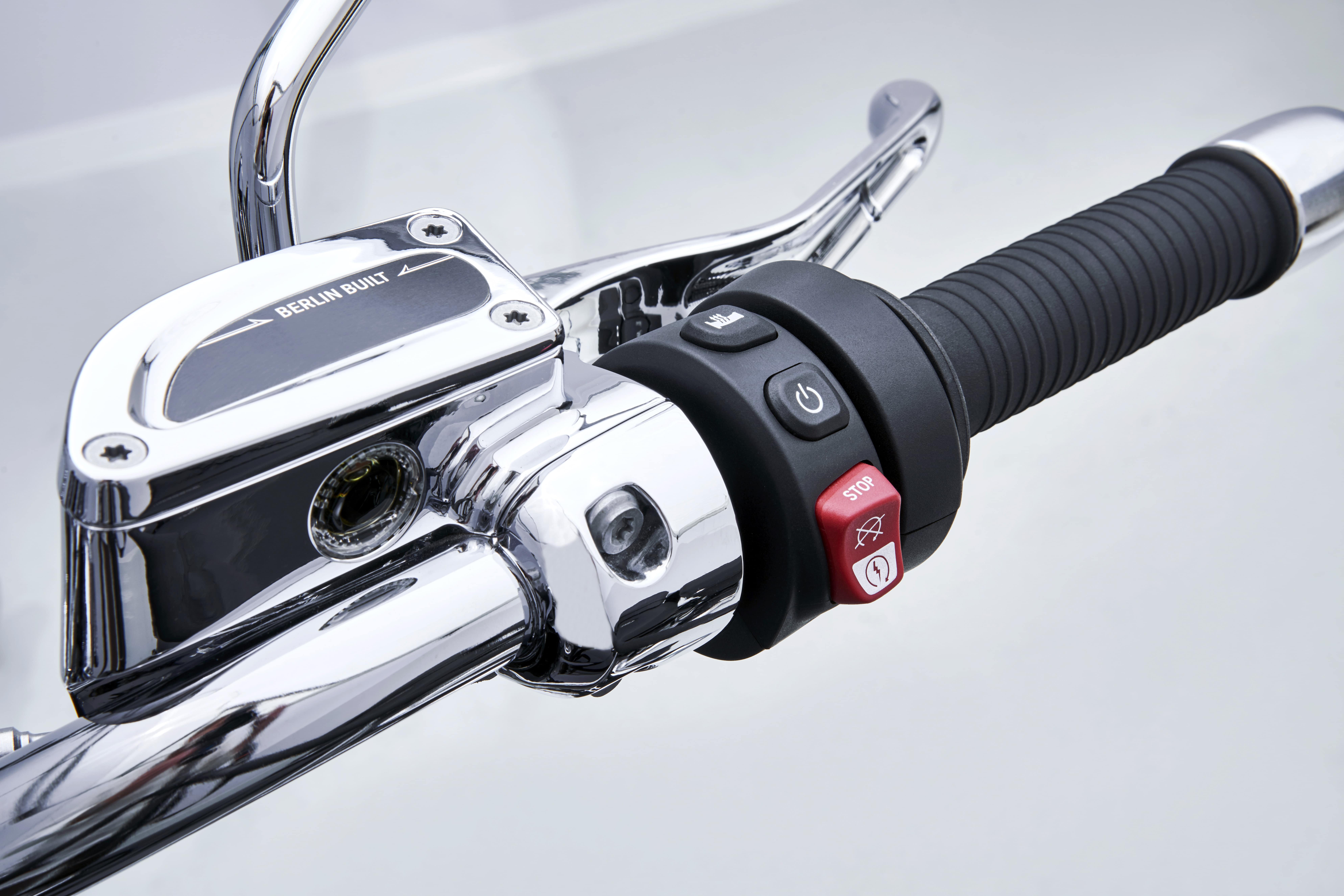 P90401868_highRes_the-bmw-r-18-classic-min