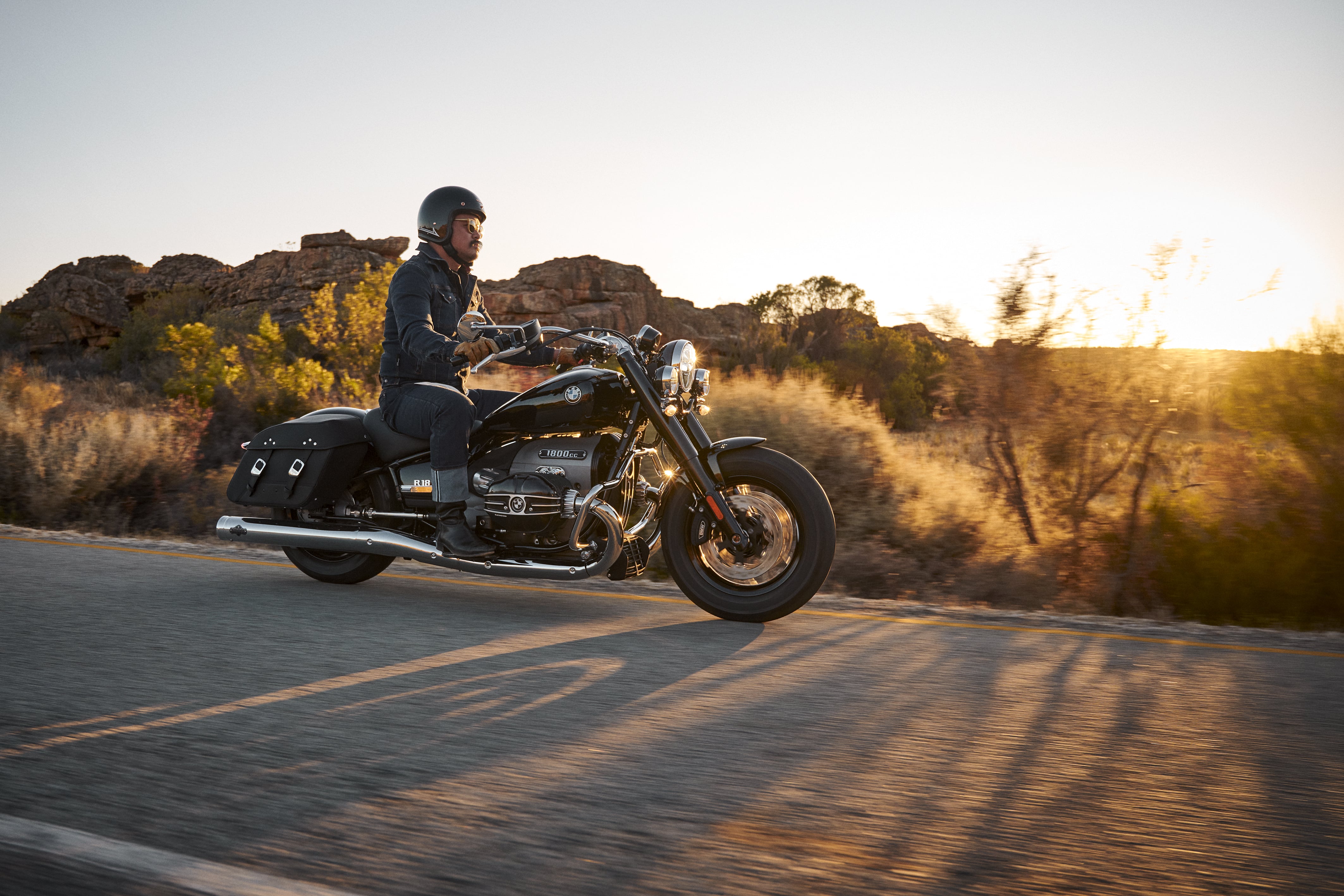 P90401883_highRes_the-bmw-r-18-classic-min